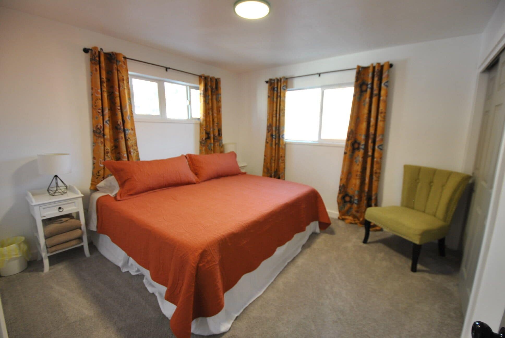 6 soverom, skrivebord, strykejern/-brett og reiseseng for barn