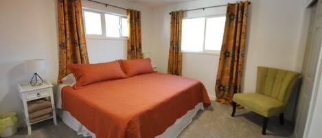 6 bedrooms, desk, iron/ironing board, travel crib