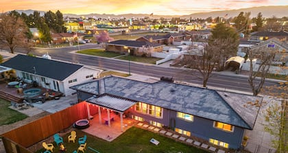 Family Retreat - Backyard Games + Movie Room - Sleeps 16