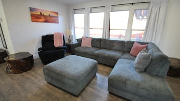 Smart TV, caminetto, videogiochi, tavolo da calcetto