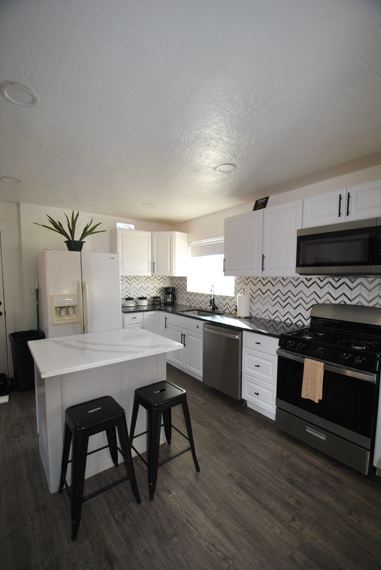 Frigorifero, microonde, forno, piano cottura