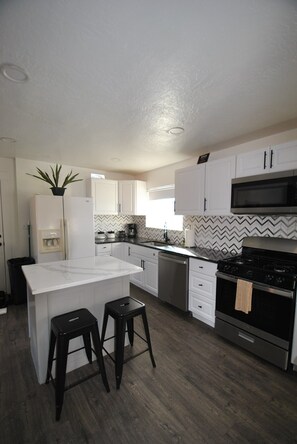 冷蔵庫、電子レンジ、オーブン、コンロ