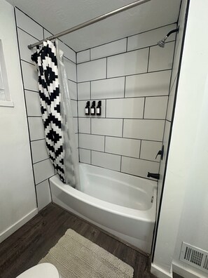 Chuveiro, secador de cabelo, toalhas de banho, sabonete