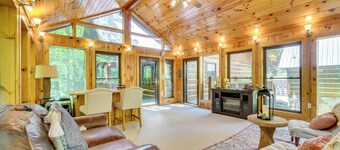 2 Mi to Gsmnp: Peaceful & Scenic Cabin w/ Deck