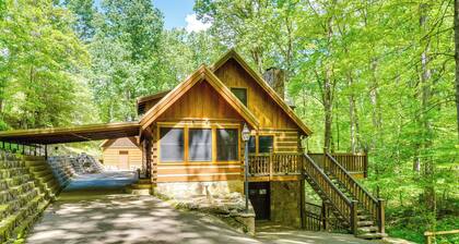 2 Mi to Gsmnp: Peaceful & Scenic Cabin w/ Deck