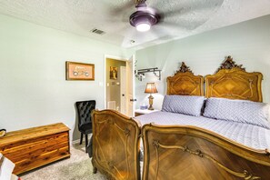 House (3 Bedrooms) | Interior - Outdoor Kitchen & Hot Tub: Tranquil Home in Humble (Humble)