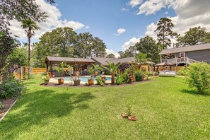 House (3 Bedrooms) | Interior - Outdoor Kitchen & Hot Tub: Tranquil Home in Humble (Humble)