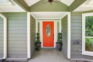 House (3 Bedrooms) | Interior - Outdoor Kitchen & Hot Tub: Tranquil Home in Humble (Humble)