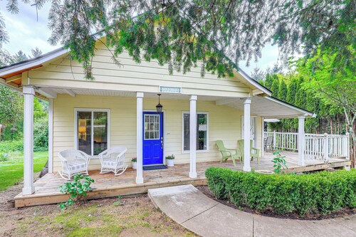 8 Mi to Columbia River Gorge: Cottage w/ Deck!