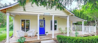 8 Mi to Columbia River Gorge: Cottage w/ Deck!