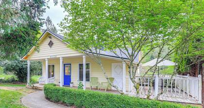 8 Mi to Columbia River Gorge: Cottage w/ Deck!