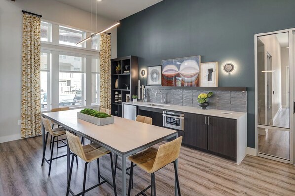 Refrigerador y comedor 