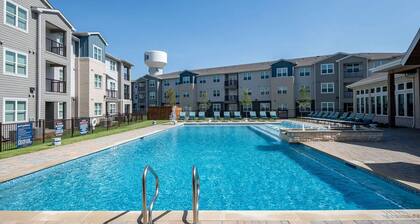 Landing | Chic 2BD, Gym, Pool