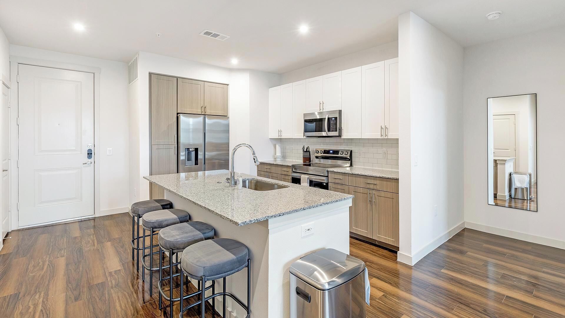 Réfrigérateur, tables à manger