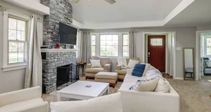 1 Mi to Lake Erie: Family-friendly Angola Home!