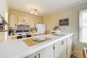 Interior - Walk to Hiking & Skiing: Beech Mountain Condo (Banner Elk)