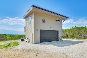 Interior - Hot Tub & Valley Views: Hidden Gem in Texas (Valley Mills)