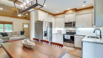 House (3 Bedrooms) | Interior