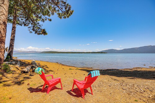 Walk to Lake Almanor: Prattville Cabin w/ 2 Decks!