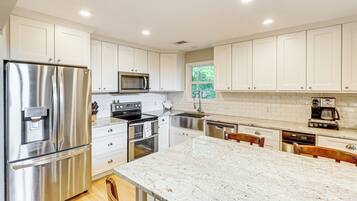 House (6 Bedrooms) | Interior