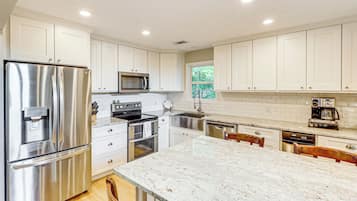 House (6 Bedrooms) | Interior