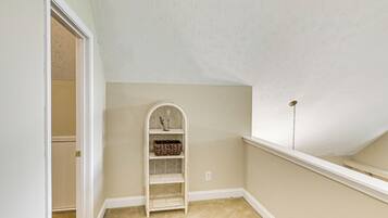 House (6 Bedrooms) | Interior