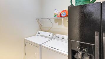 House (6 Bedrooms) | Interior