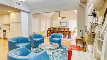 House (6 Bedrooms) | Interior