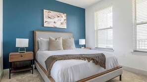 1 slaapkamer, een bureau, een strijkplank/strijkijzer, wifi