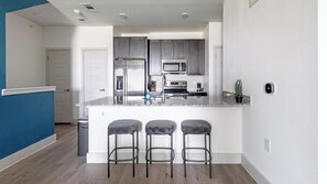 Kjøleskap og spisebord