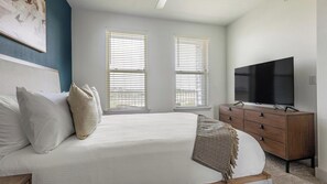 1 bedroom, desk, iron/ironing board, WiFi - Landing | Stylish 1BD, Pool, Gym (Manor)