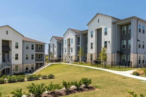 Exterior - Landing | Stunning 2BD, Pool, Gym (Manor)