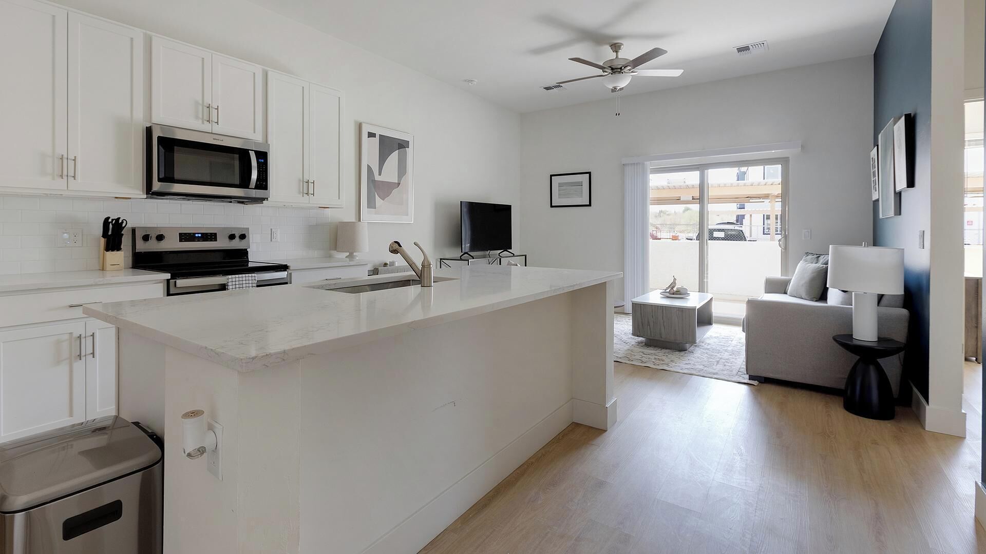 Réfrigérateur, tables à manger