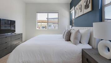 2 bedrooms, desk, iron/ironing board, WiFi