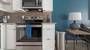 Een koelkast, eettafels