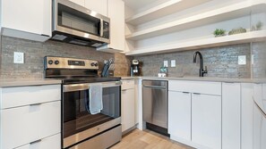 Réfrigérateur, tables à manger