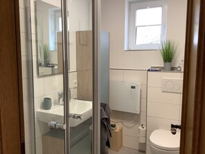 Douche, sèche-cheveux, serviettes fournies, savon