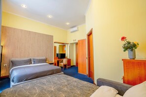 Bureau, espace de travail pour ordinateur portable