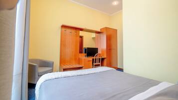 Quarto casal conforto, vista para a cidade | Escrivaninha, espaço de trabalho para notebook, quartos à prova de som