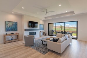 Smart TV, fireplace