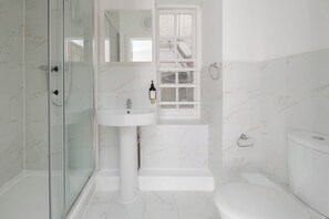 Shower, eco-friendly toiletries, hair dryer, bidet - Stunning Apartment in the ♥️ of Mayfair ❄️ Air Conditioning | Sleeps 5 (Greater London)