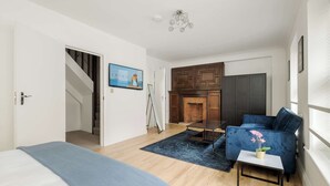 A modern living room with a sofa, a coffee table, and a fireplace. - Stunning Apartment in the ❤️ of Mayfair ❄️ Air Conditioning | Sleeps 5 (Greater London)