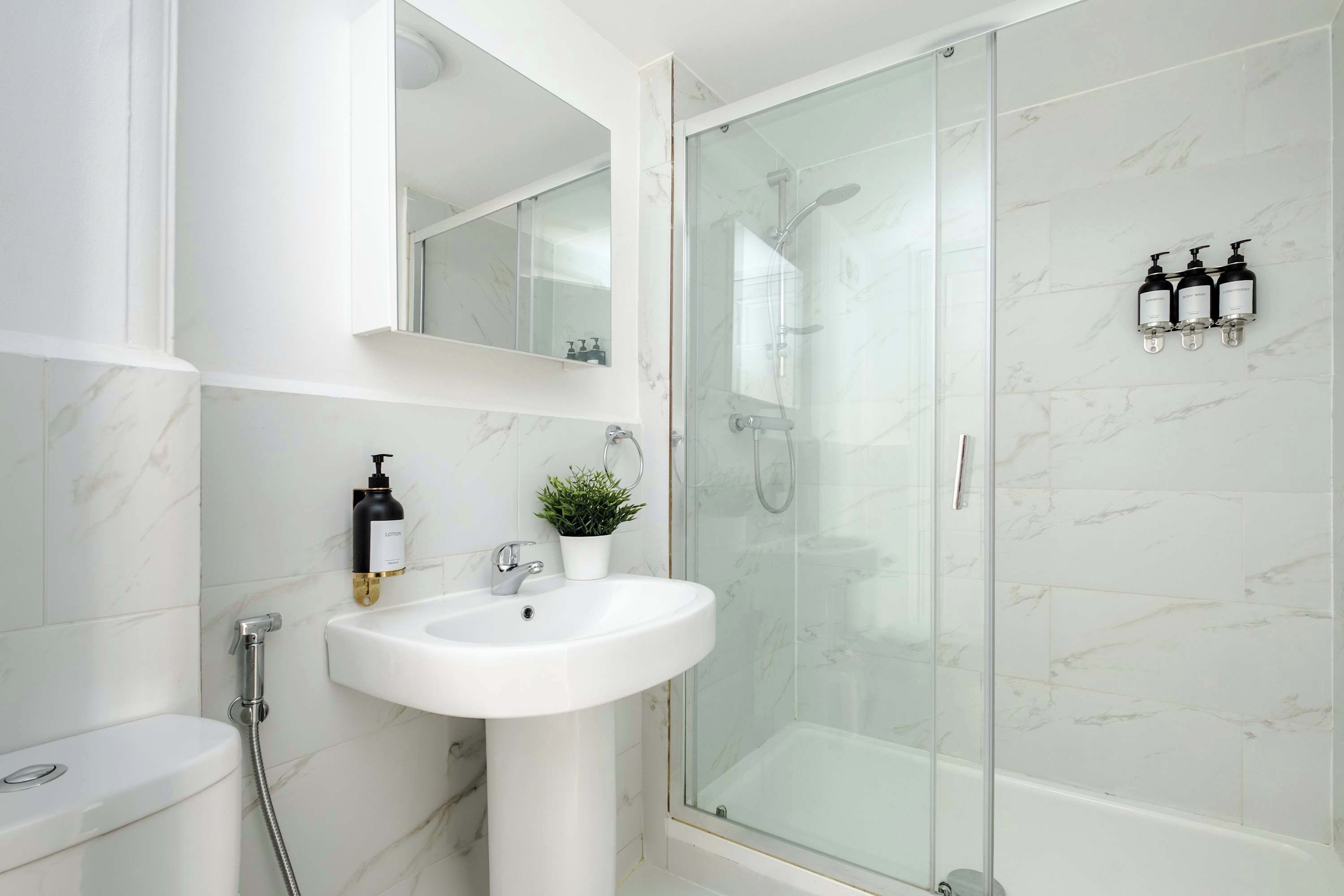 Regadera, amenidades de baño ecológicas, secadora de cabello, bidet 
