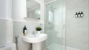 Regadera, amenidades de baño ecológicas, secadora de cabello, bidet