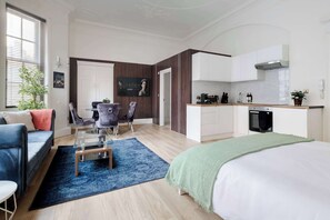 1 soverom, skrivebord, strykejern/-brett og reiseseng for barn