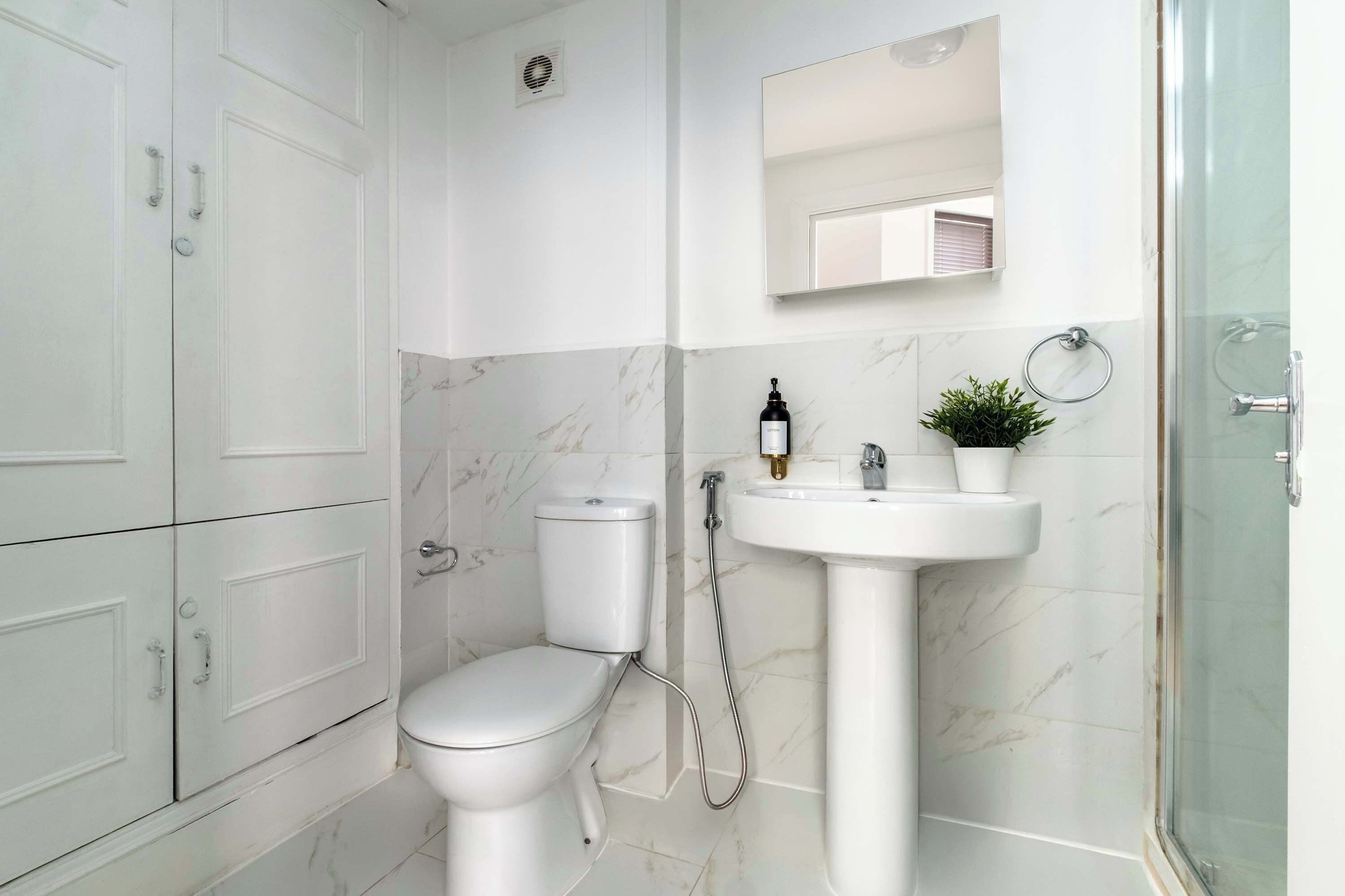 Chuveiro, produtos de toalete biodegradáveis, secador de cabelo 