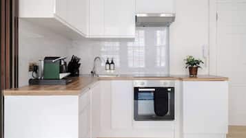 Frigorifero, microonde, forno, piano cottura