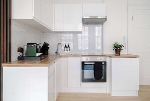 Réfrigérateur, four à micro-ondes, un four, surface de cuisson