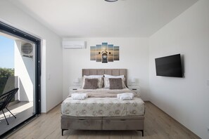 4 bedrooms, travel crib, free WiFi, bed sheets