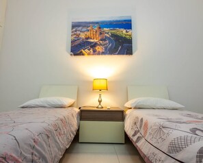 3 habitaciones, tabla de planchar con plancha, wifi y ropa de cama 